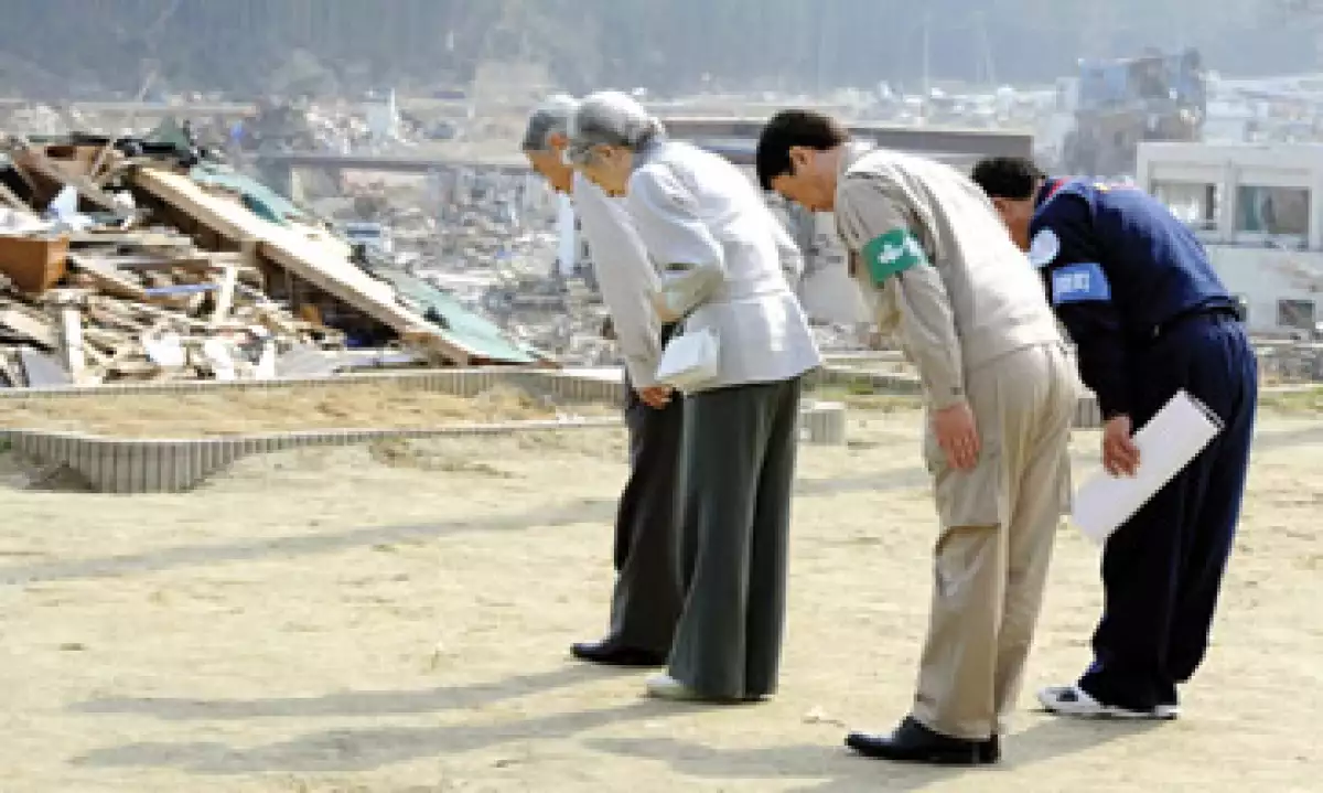 El emperador de Japón Akihito, la emperatriz Michiko y Yoshihiro Murai, gobernador de Miyagi. (Foto: Reuters)