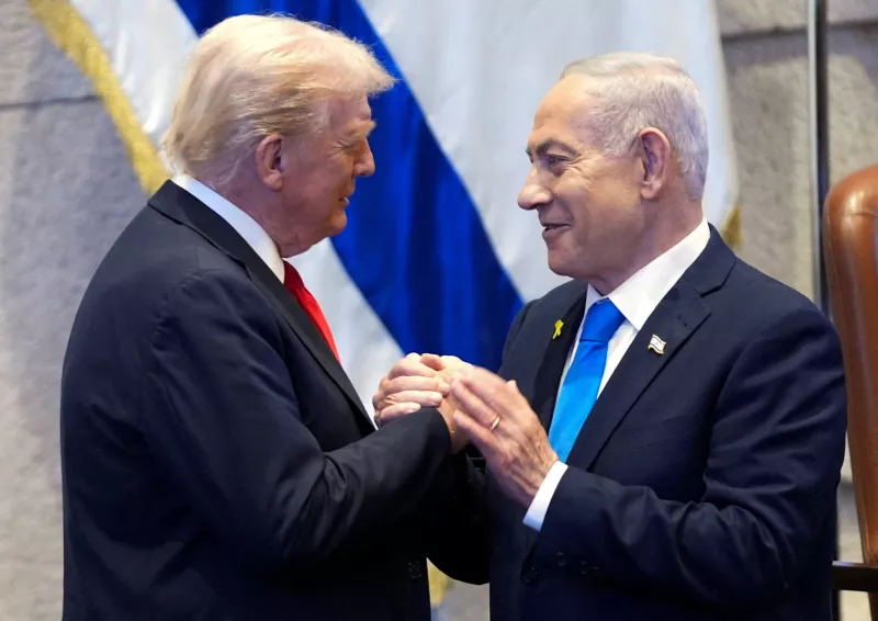 El presidente Donald Trump habla con el primer ministro de Israel, Benjamin Netanyahu, en la Knesset, el lunes 13 de octubre de 2025, en Jerusalén.