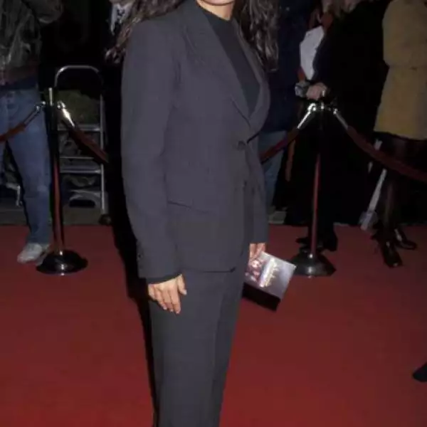 ¿Por qué legir un traje sastre dos tallas más grande? Con esa figura uno más entallado hubiera sido perfecto.