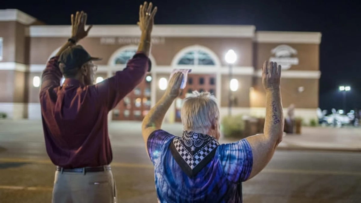 Dos de los manifestantes frente al Departamento de Policía de Ferguson, Missouri