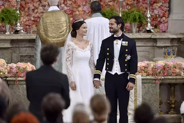 La pareja se dio el "Sí" frente a la familia real y amigos.