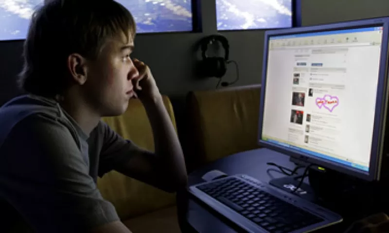 Facebook está interesada en acercarse a los medios tras enfrentar la competencia de Google +. (Foto: AP)