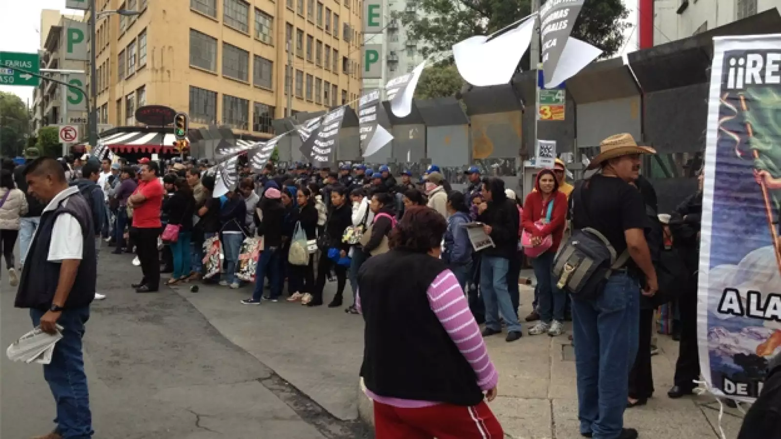 Integrantes de la CNTE protestan ante el Senado