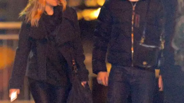 Se trata del periodista francés Romain Dauriac, a quien conoció por medio de su amigo y tatuador, Fuzi Uvtpk, autor del último diseño que Scarlett luce en su piel.