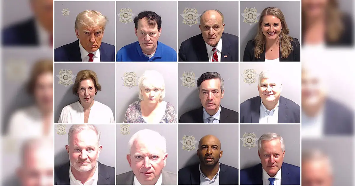 Donald Trump presume la foto de su arresto (mugshot)