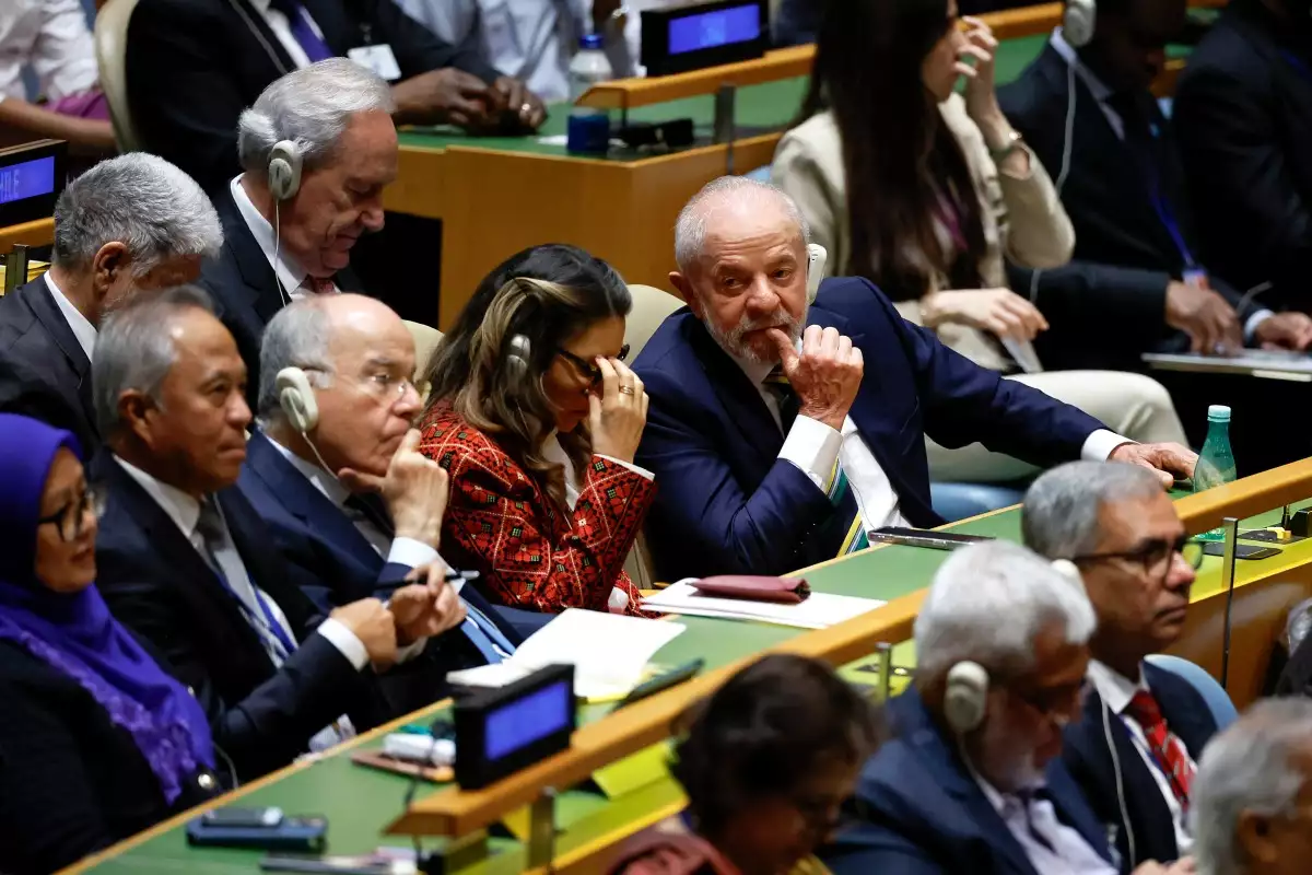 El presidente de Brasil, Luiz Inacio Lula Da Silva (R), escucha mientras el presidente de los Estados Unidos, Donald Trump, habla durante la 80a sesión de la Asamblea General de la ONU (UNGA) en la sede de las Naciones Unidas el 23 de septiembre de 2025 en la ciudad de Nueva York.