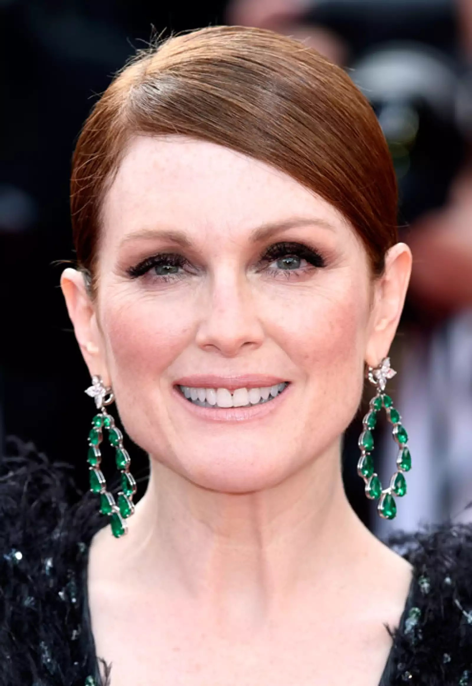 Julianne Moore remarcó sus ojos con delineador y sombras para resaltar su increíble color. Llevó el resto de la cara en tonos nude y el pelo en un low bun.