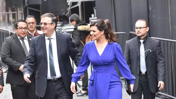 Marcelo Ebrard y su esposa