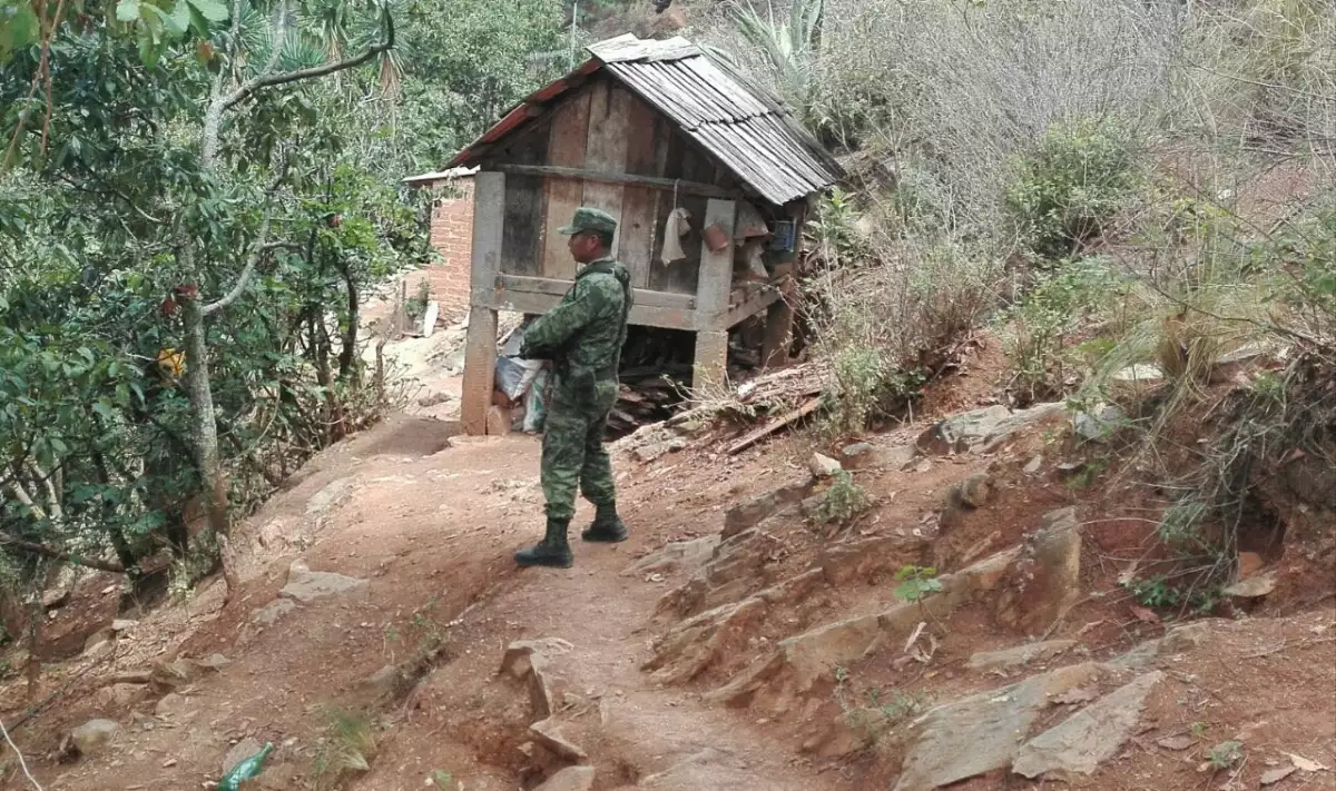 Elementos del Ejército Mexicano vigilan el domicilio humilde en donde se cometió el multihomicidio.