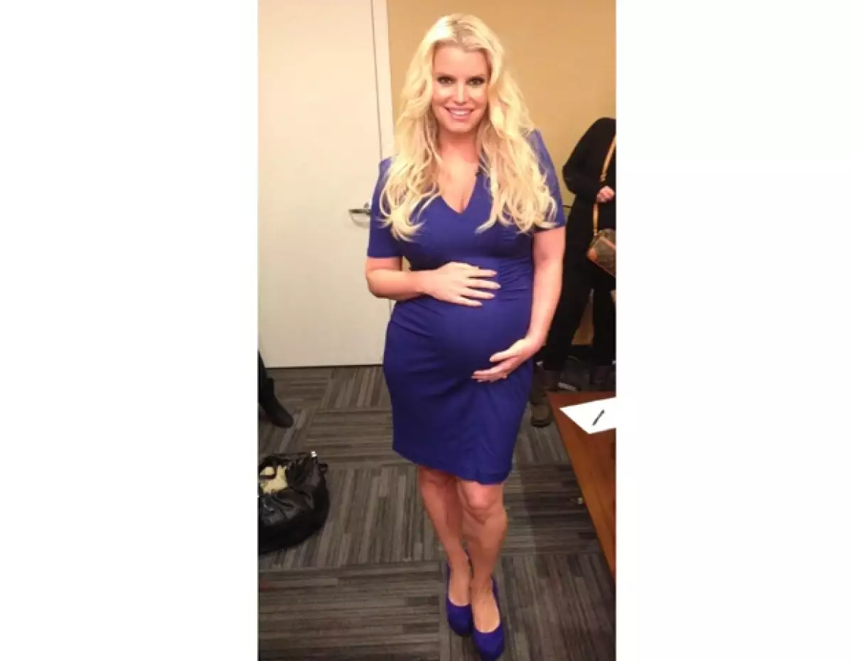La cantante acudió al programa de Ellen DeGeneres; comparando con su primer embarazo, luce más esbelta, eso sí, no quiso revelar el sexo de su bebé.