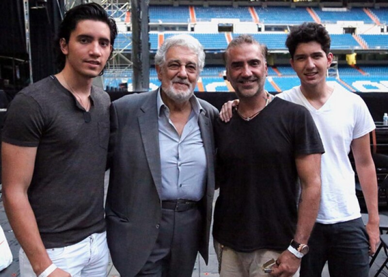 `Aquí con la familia aprovechando la gran hospitalidad del maestro @placido_domingo. ¡casi listos! #dejaliscoparaelmundo #potrilloenespaña #MéxicoEspaña #EncuentroInternacionalDelMariachi´, escribió El Potrillo junto a esta foto.