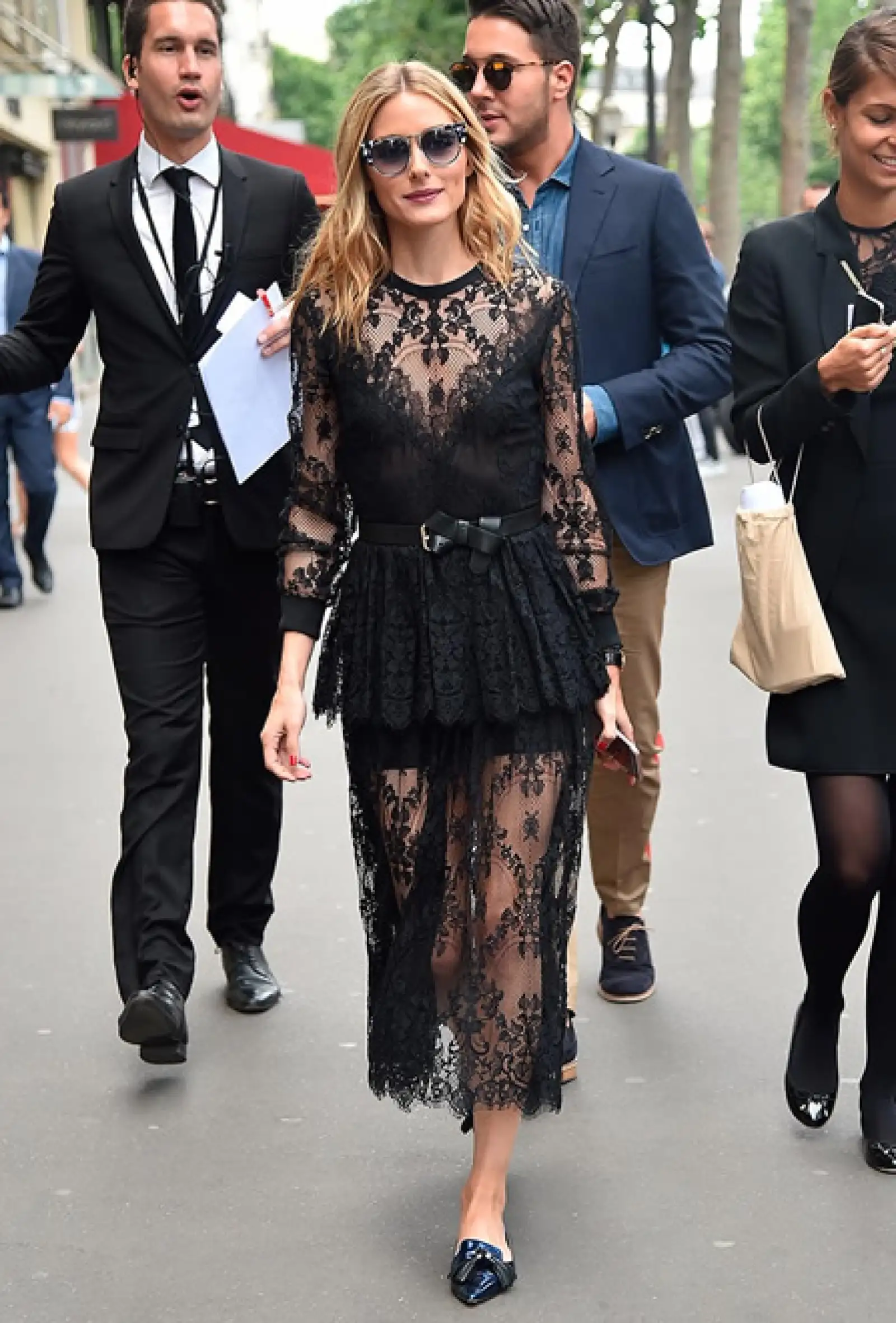 Olivia usó un vestido negro con transparencias y encaje, para asistir al desfile de Elie Saab Haute Couture, en París.
