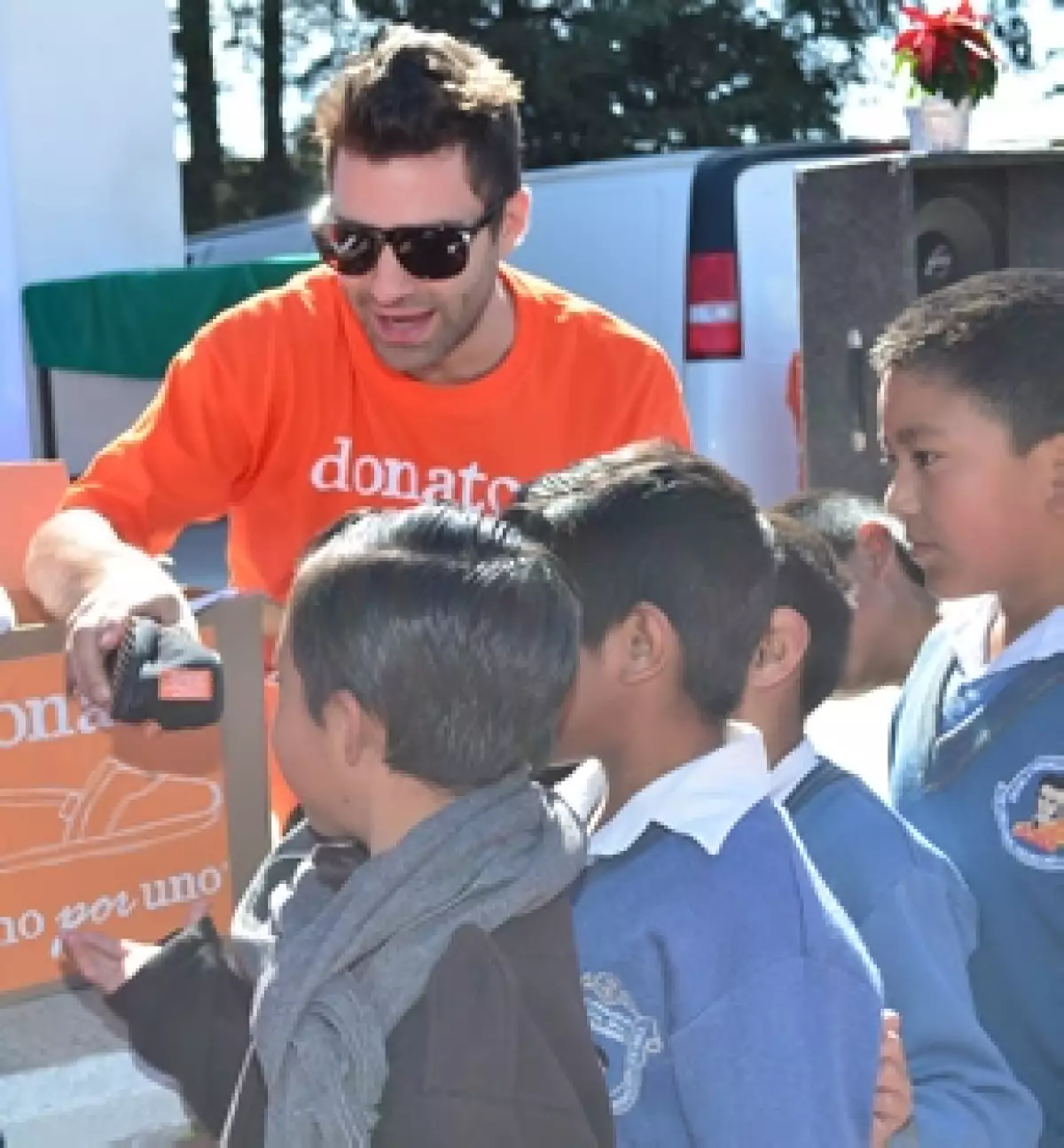 Ari se unió a Donatos para donar zapatos a niños y adultos mayores.