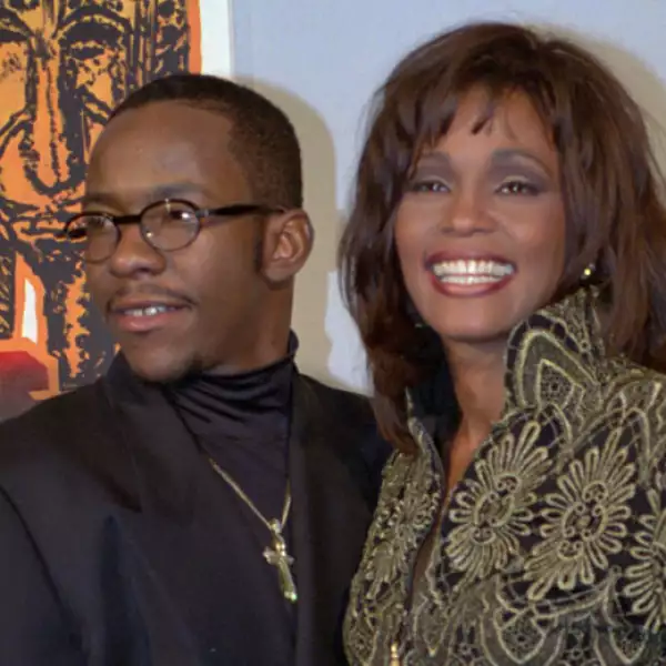 Whitney Houston y Bobby Brown. Estuvieron casados 14 años pero su adicción a las drogas provocó que la relación no funcionara a pesar de muchos intentos. Al final decidieron divorciarse en 2007. Son padres de Bobbu Kristina.