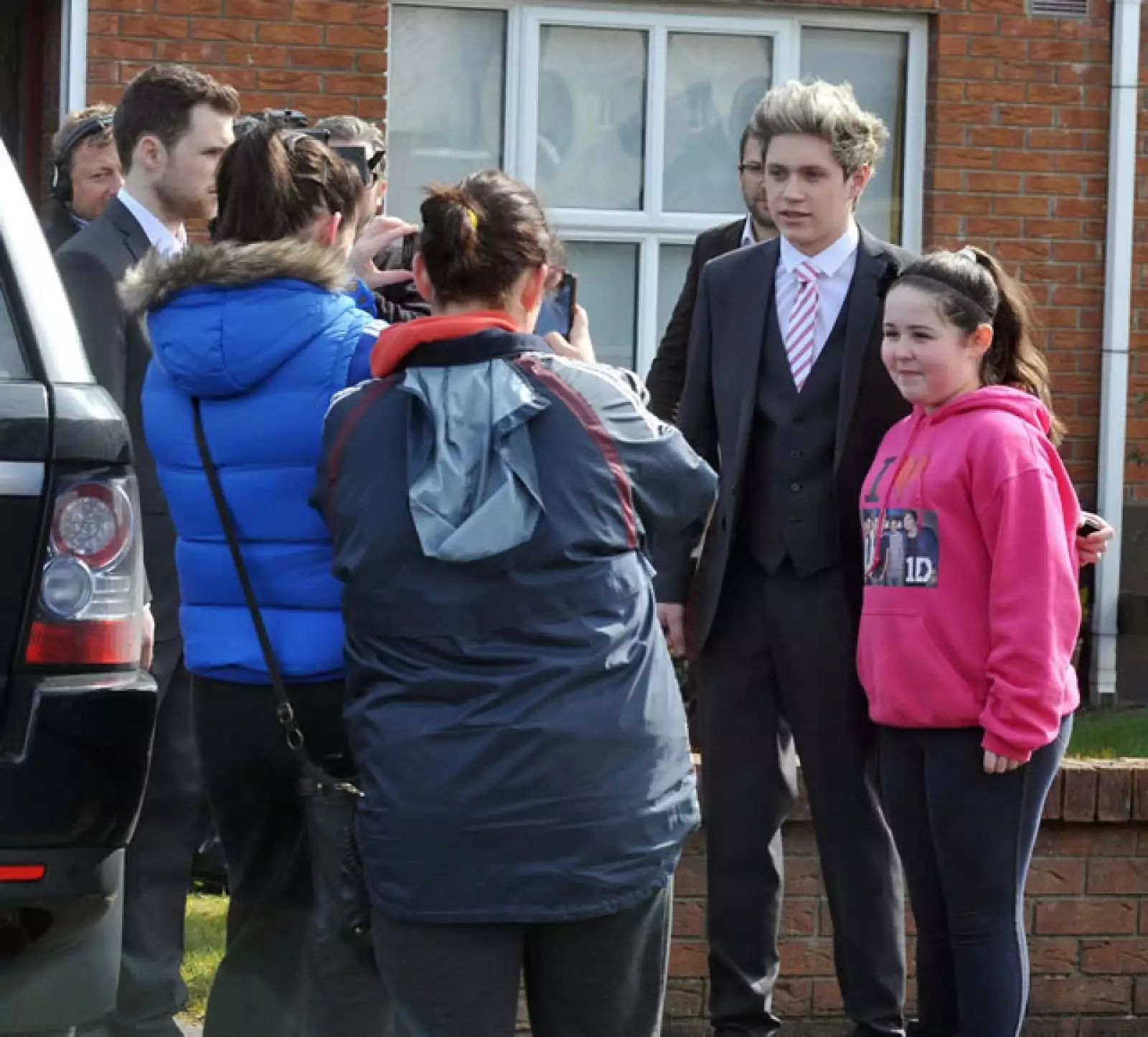 Las Directioners, siempre a la espectativa de los movimientos de sus chicos favoritos, no dudaron en pedir fotos con Nail, quien se mostró muy amable con sus fans.