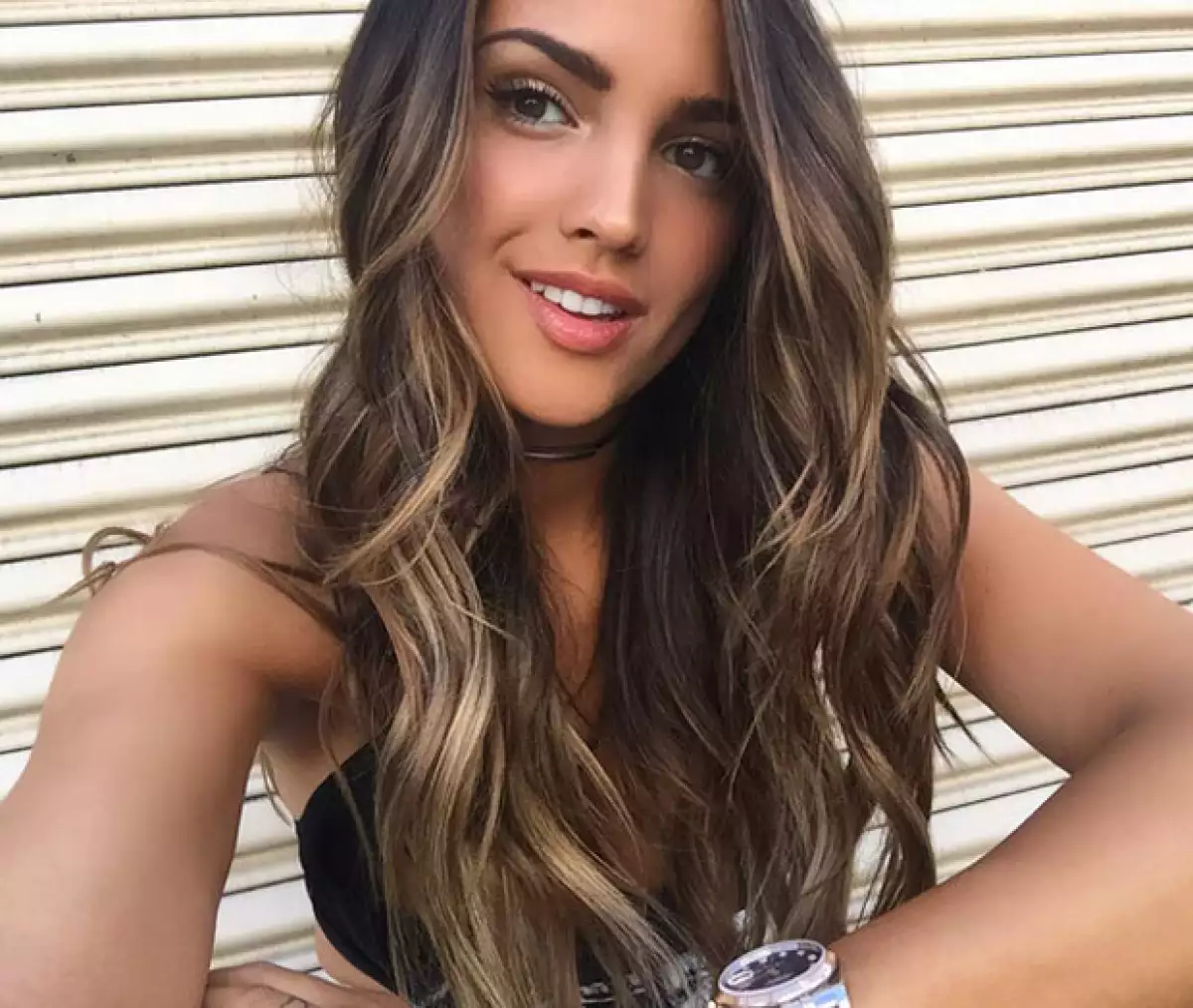 En los últimos días, la actriz ha publicado varias imágenes en las que presume sus outfits para red carpet, conferencias de prensa o presentaciones, presumiendo su estilo y, sobre todo, su hot body.