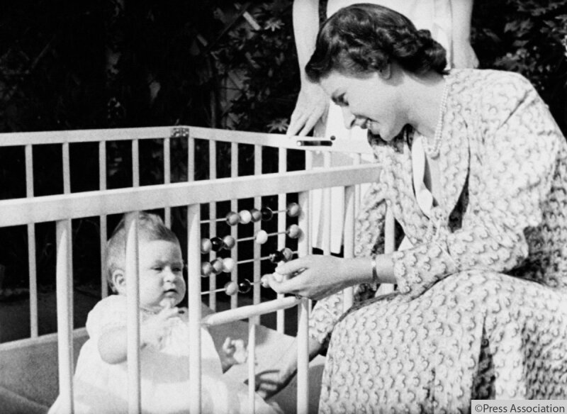 Carlos de bebé e Isabel II