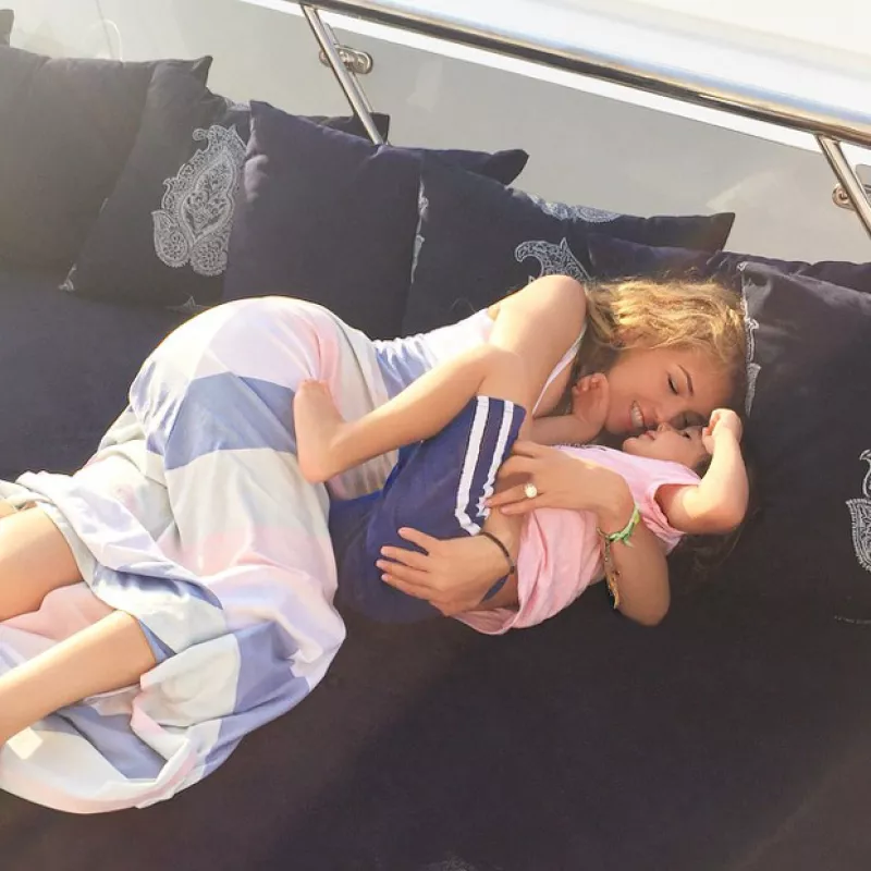 La cantante publicó las más tiernas fotografías en las que aparecen tanto con Sabrina, como con Matthew, durante sus vacaciones en familia por Europa.