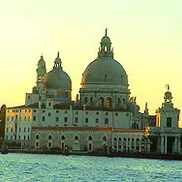Venecia es considerado el segundo lugar más romántico del mundo, después de Paris. Está situada sobre un conjunto de islas que se extiende en una laguna homónima pantanosa en el mar Adriático, en el nordeste de Italia.
