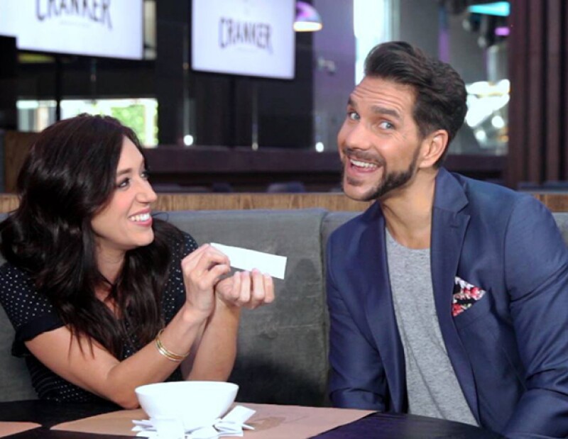 Los primos Iglesias de la serie Club de Cuervos se enfrentan a nuestro bowl de papelitos y terminan por hacerse una divertida entrevista entre ellos...a veces un poco existencial.