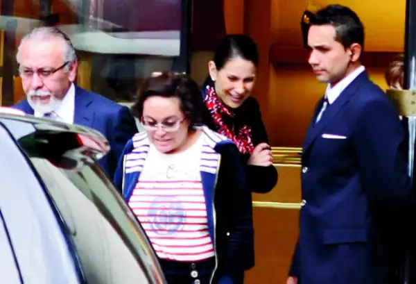 Estos son tiempos de dilemas y cálculo político para la Maestra. Pero todavía posee el lujo de relajarse en pants Chanel.