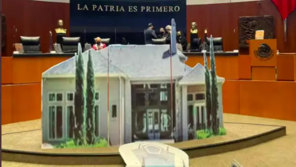 Protesta sobre casa del hijo del presidente en el Senado