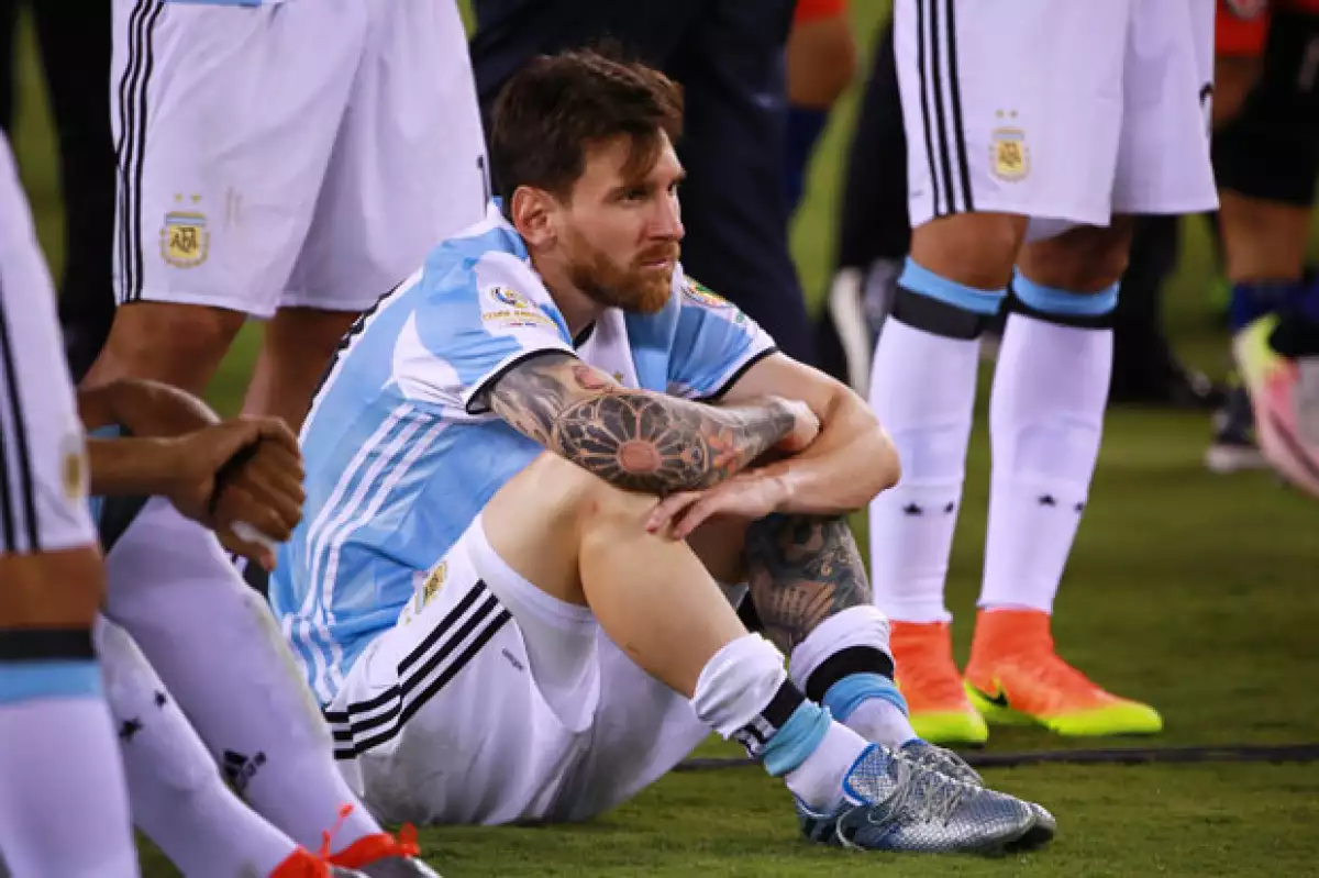 En las últimas 24 horas el famoso jugador de futbol se ha convertido en el tema principal de los portales deportivos y del mundo entero, por lo que te explicamos qué es lo que sucede.