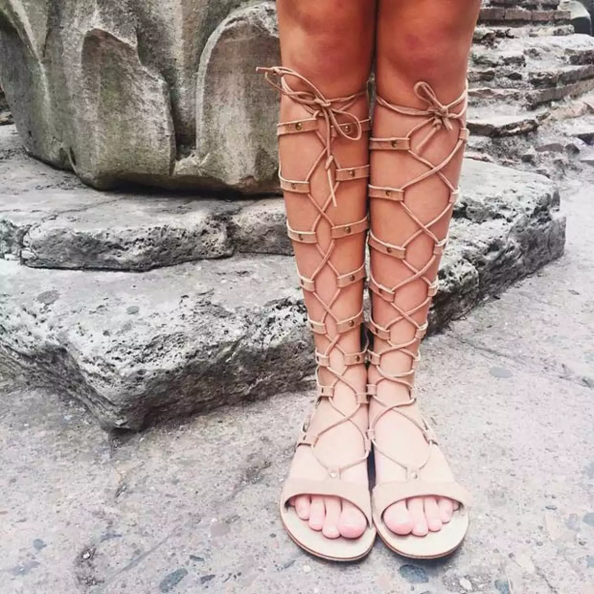 La actriz demostró ser una gran fan del diseñador, y además fue con la tendencia de las sandalias romanas.