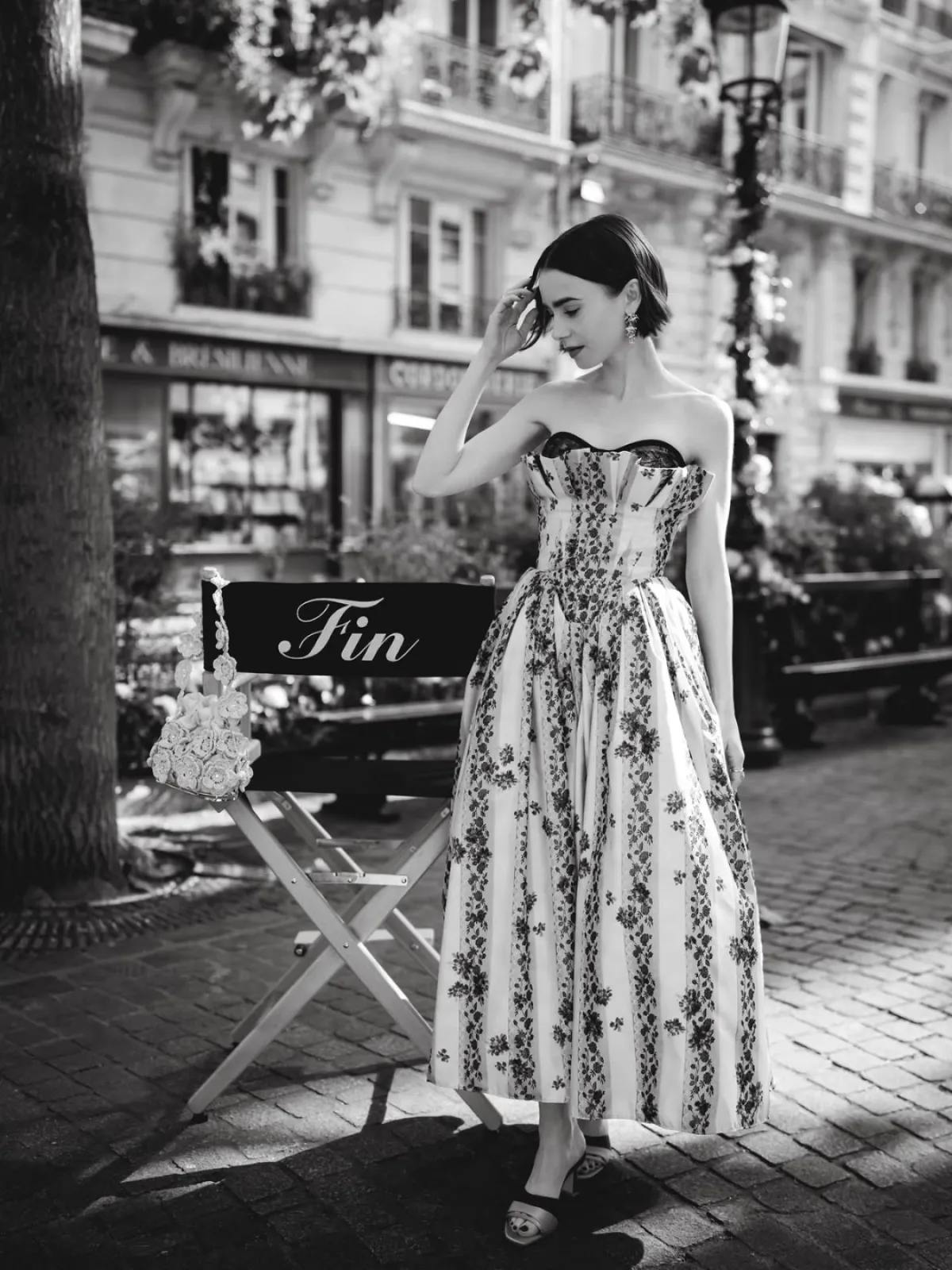 La actriz Lily Collins en el set de la serie 'Emily in Paris'