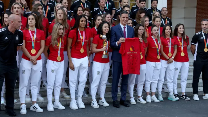 El presidente de la Real Federación Española de Fútbol (RFEF), Luis Rubiales (i-L) y el entrenador de España, Jorge Vilda (R), se destacan como el primer ministro en funciones de España, Pedro Sánchez (C), recibe a los jugadores de la selección nacional de fútbol femenino de España después de su victoria en la Copa del Mundo de 2023 en el Palacio de La Moncloa en Madrid el 22 de agosto de 2023. España ganó el partido de fútbol final de la Copa Mundial Femenina de Australia y Nueva Zelanda 2023 después de derrotar a Inglaterra en el Stadium Australia de Sídney el 20 de agosto de 2023.