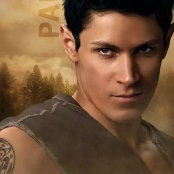 Paul, a quien da vida Alex Meraz, tiene pelaje gris oscuro cuando es lobo, se caracteriza por no controlar su carácter muy bien y enojarse fácilmente.