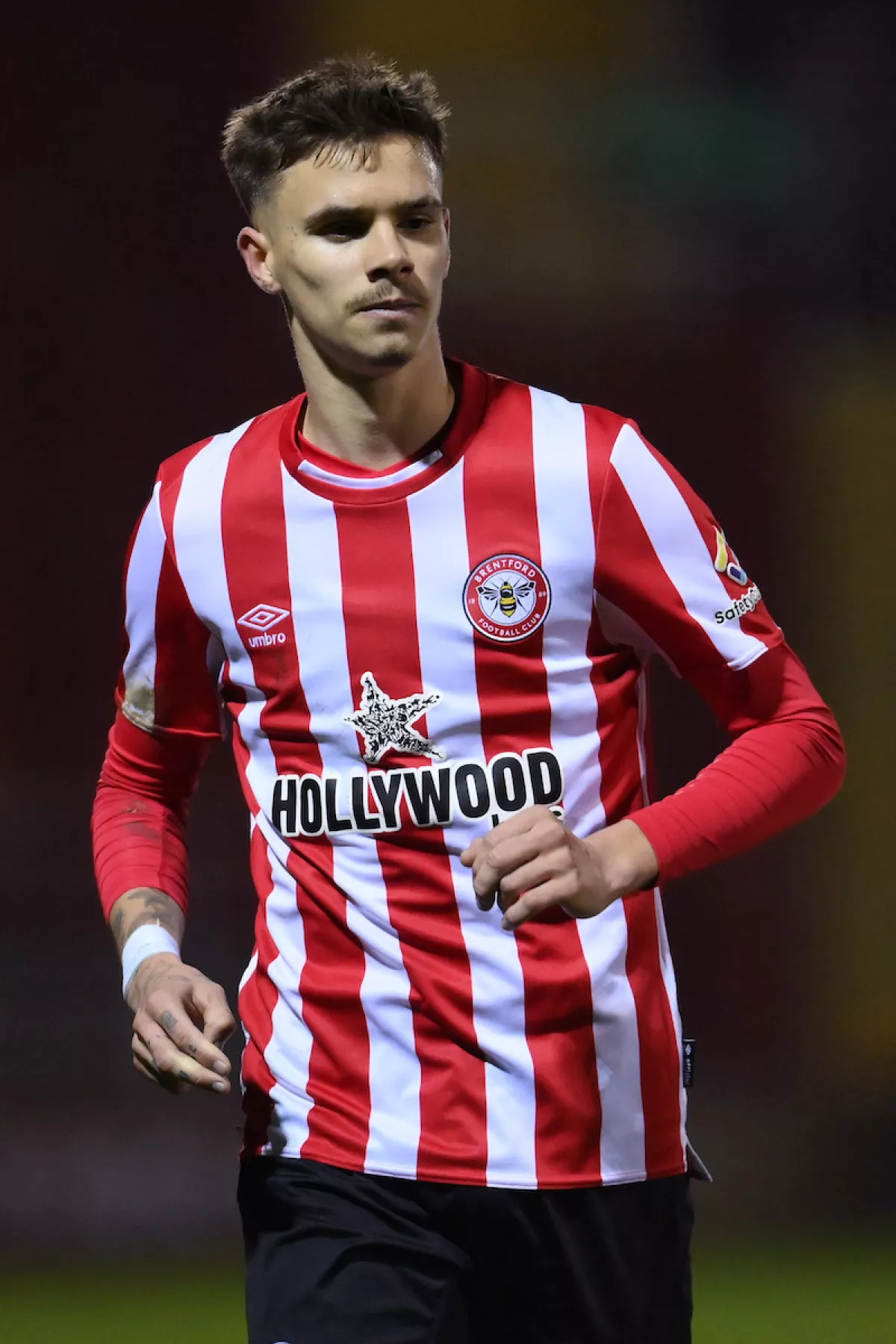 Romeo Beckham con el uniforme del Brentford FC