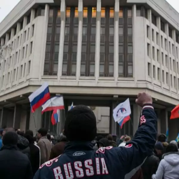 Tropas rusas tomaron el control de la península ucraniana de Crimea y manifestantes pro Moscú izaron banderas sobre edificios gubernamentales en dos ciudades del este del país.