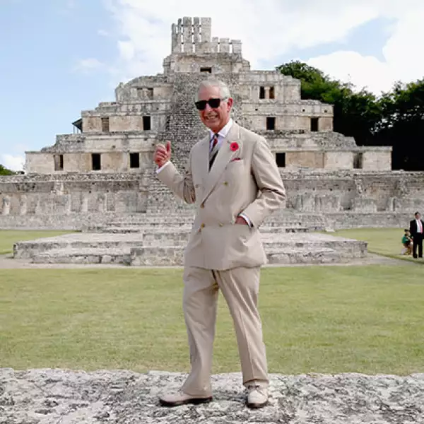 Acompañado por Fernando Ortega, gobernador de Campeche (sureste), escuchó los detalles sobre la zona arqueológica.