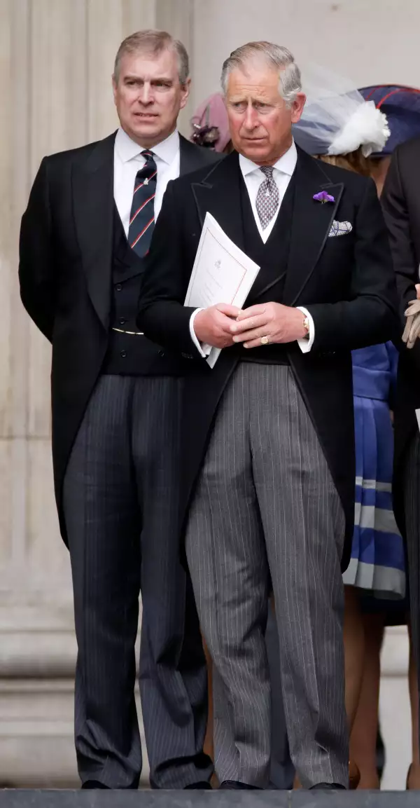 Príncipe Andrés y rey Carlos III
