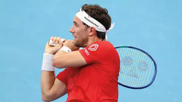 Foto de Casper Ruud de perfil con la raqueta entre las manos.