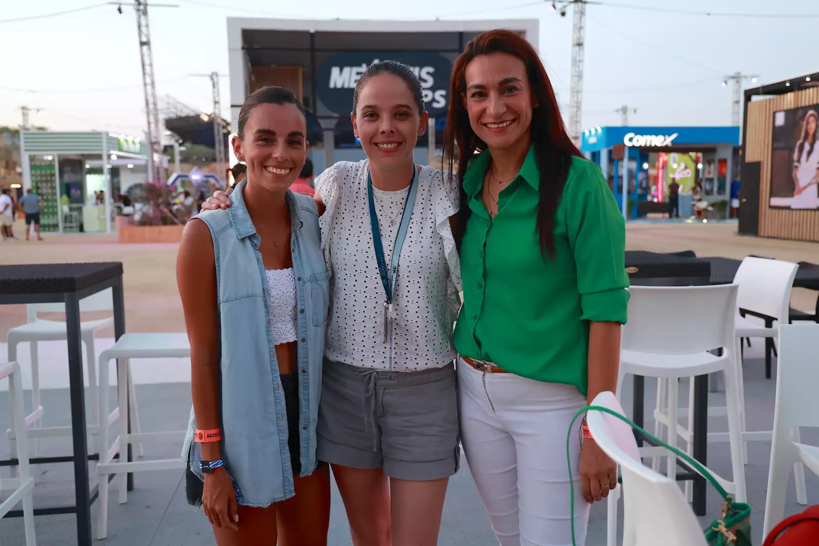 Fernanda López , Alejandro Razo y Elizabeth Nicholson 