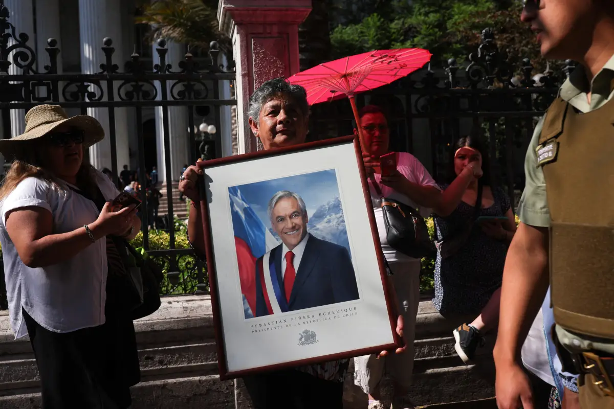 La gente espera la llegada del ataúd del expresidente de Chile, Sebastian Pinera, en el antiguo Congreso en Santiago, Chile, el 7 de febrero de 2024.