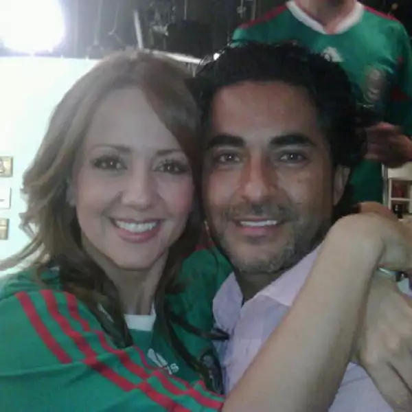 Andrea Legarreta y Raúl Araiza celebrando la victoria de México.