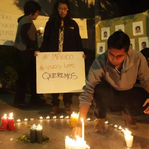 Jovenes embajada Mexico Guatemala Ayotzinapa