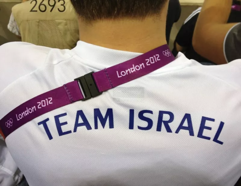 La modelo israelí viajó a Londres para vivir los Juegos Olímpicos, donde se le ha visto disfrutando de la disciplina de natación donde apoya a Estados Unidos e Israel.