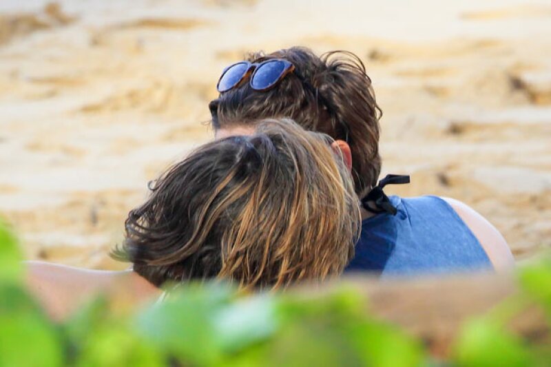 Hace unas semanas, mientras vacacionaban, la pareja dio indicios de un beso.