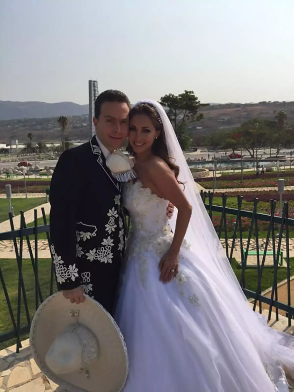 A cuatro meses de su boda religiosa, la cantante y el gobernador de Chiapas hicieron legal su matrimonio en la Ciudad de México, según reportan Televisa Espectáculos y El Universal.