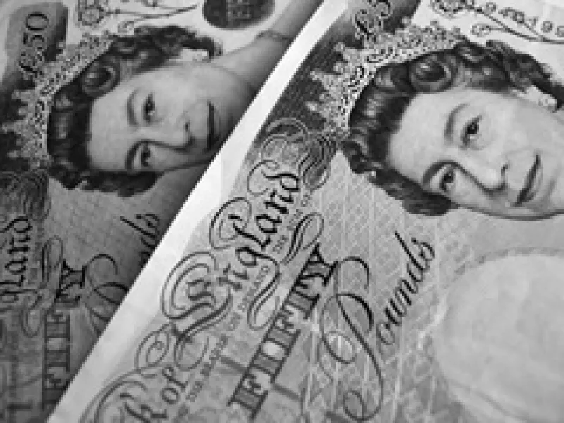 Reino Unido emite su deuda soberana en libras, por lo que puede emitir el dinero que falte para pagarla.  (Foto: Especial )