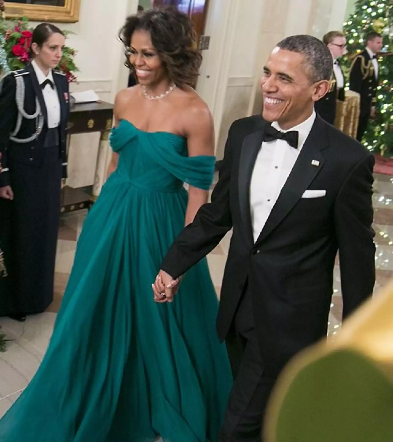 Michelle deslumbró en la gala del "Kennedy Center Honoree" con un vestido tipo griego color esmeralda de la firma Marchesa.