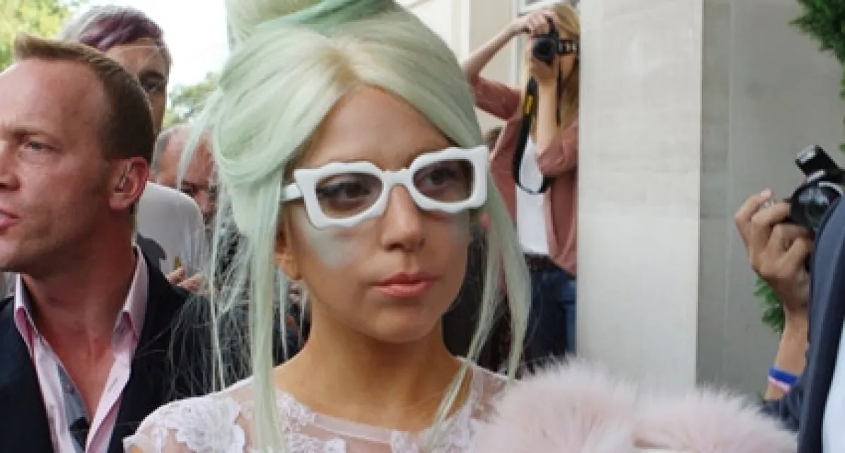 Lady Gaga defiende su imagen, por eso demandó a la compañía británica.