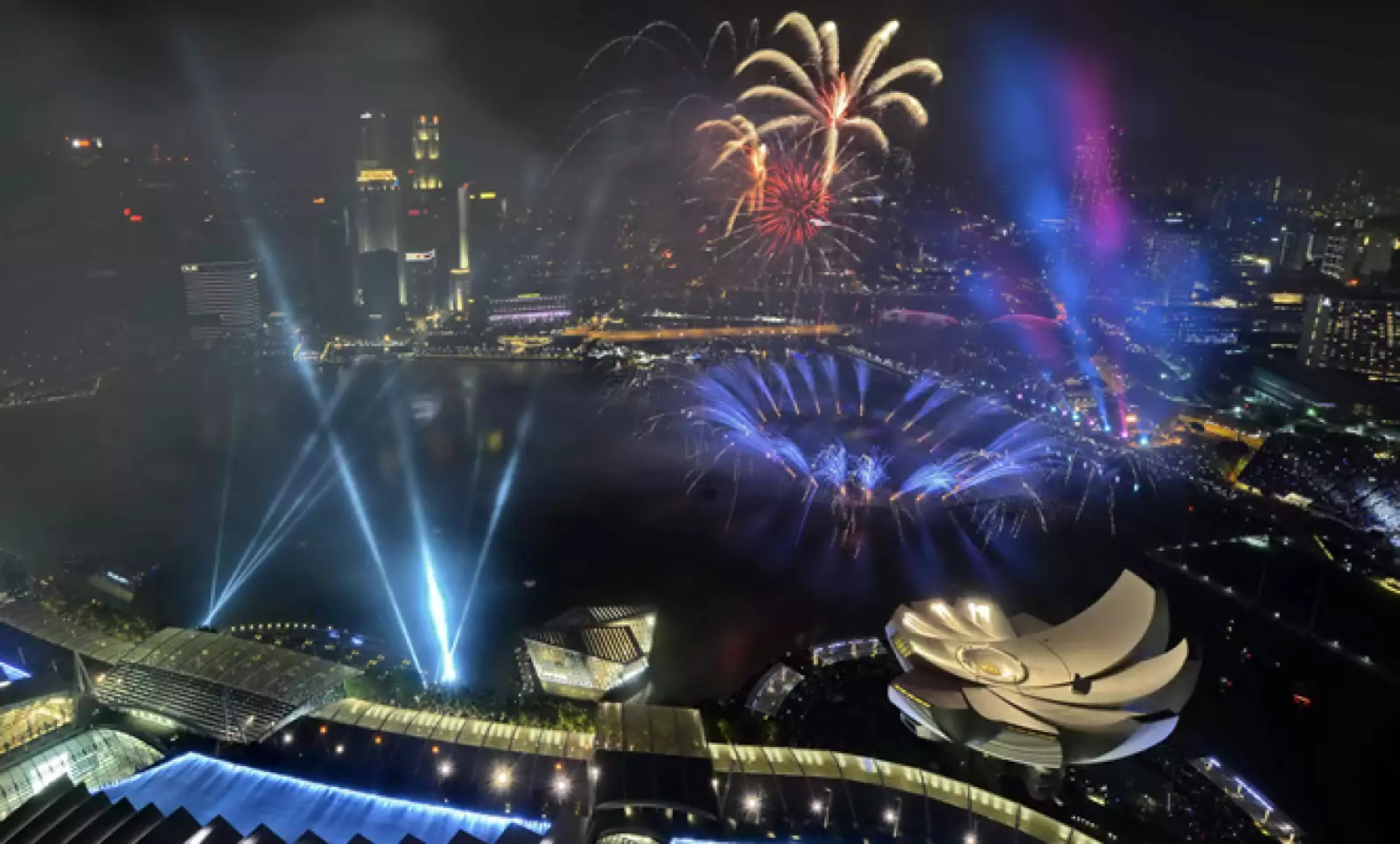 El cielo se iluminó con vistosos juegos artificiales multicolores en este país asiático.