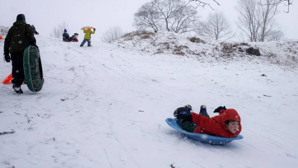 Reportes meteorológicos indican que esta podría ser la peor tormenta de nieve hasta ahora registrada. Un niño se desliza por una colina en Nueva York.