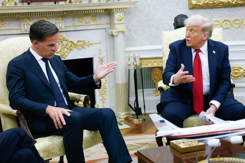 WASHINGTON, DC - 14 DE JULIO: El presidente de los Estados Unidos, Donald Trump, se reúne con el Secretario General de la OTAN, Mark Rutte (L) en la Oficina Oval de la Casa Blanca el 14 de julio de 2025 en Washington, DC. Trump se reúne con Rutte un día después de anunciar que Estados Unidos enviará misiles de defensa aérea Patriot a Ucrania para ayudarla a defenderse de la intensificación de los ataques aéreos de Rusia (Imagen principal del artículo web "Trump da un ultimátum de 50 días a Rusia para terminar la guerra en Ucrania"). 