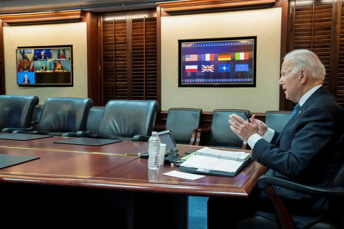 El presidente de Estados Unidos, Joe Biden, es visto en la Casa Blanca mientras sostiene una videollamada con varios líderes europeos. 